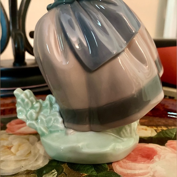 Lladro Spring is Here Girl with Flowers Figurine Daisa 1983 Made in Spain, 6.6”H - Picture 5 of 7